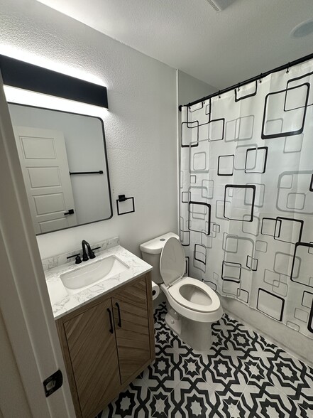 Building Photo - 1219 Adelaide Dr