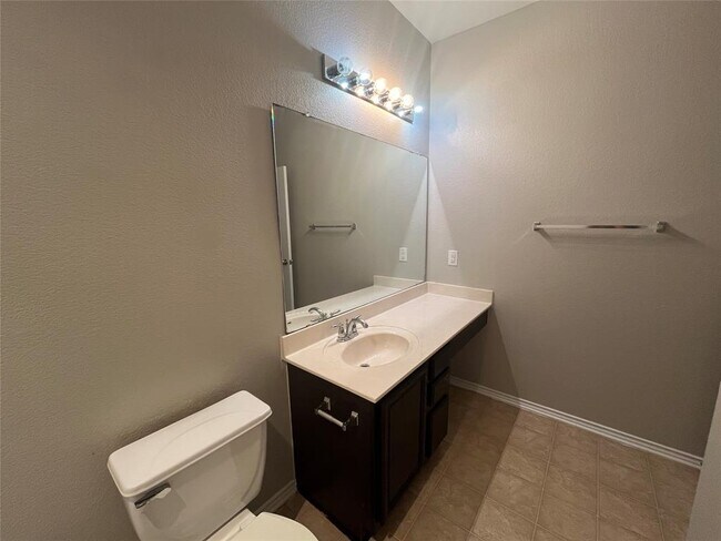 Building Photo - 2504 St James Pl