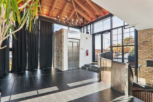 Building Photo - 107 W Main St