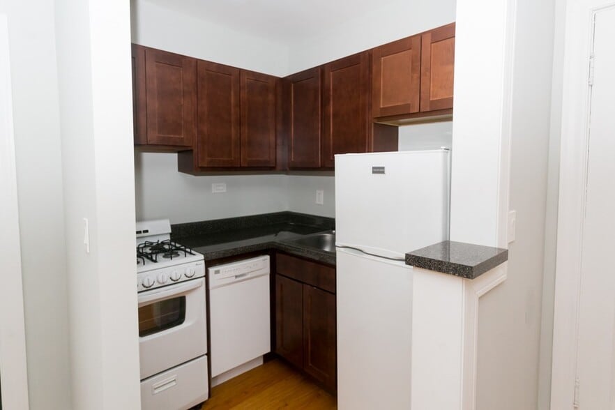 Building Photo - 823 W Wolfram St