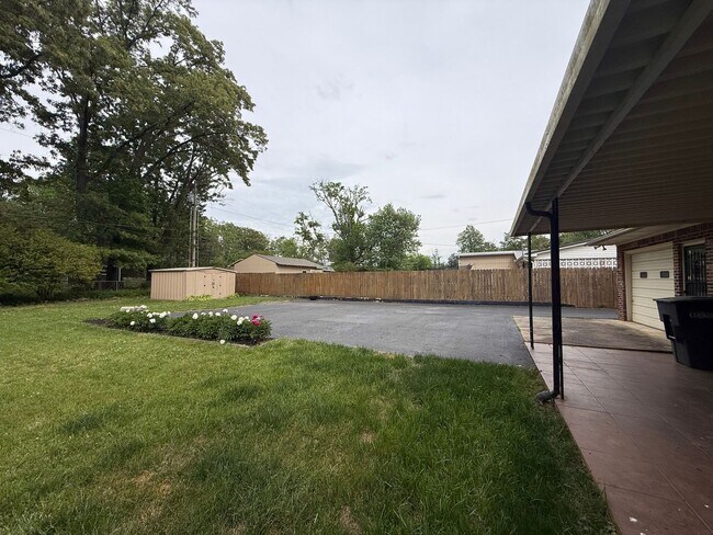 Building Photo - 3-Bedroom Home with Spacious Yard, Storage Shed & Natural Light