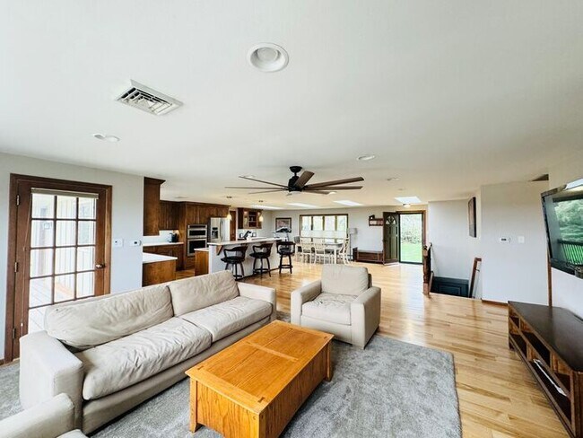 Building Photo - 4 Bedroom 2 Bathroom Home in a Quiet Count...