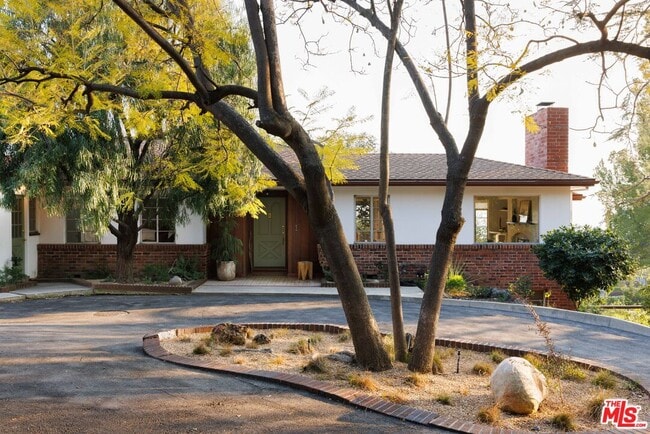 Building Photo - 1575 E Loma Alta Dr