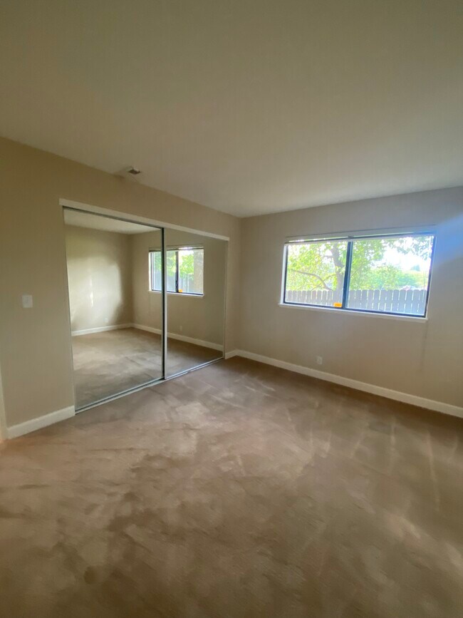 Building Photo - 2239 Country Villa Ct