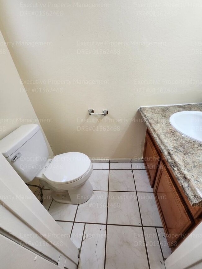 Building Photo - Townhouse unit. 2 bedrooms 1.5 bath call o...