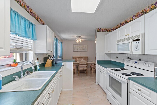 Building Photo - 14 Lake Vista Trail