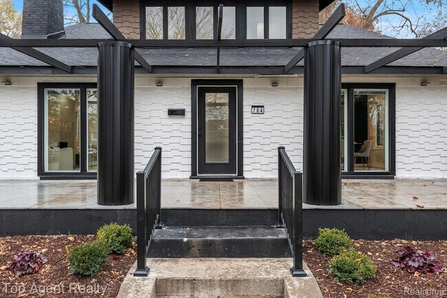 Building Photo - 784 Barrington Rd
