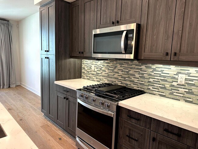 Building Photo - Fantastic 3 Story Townhome - 2 bedrooms - ...