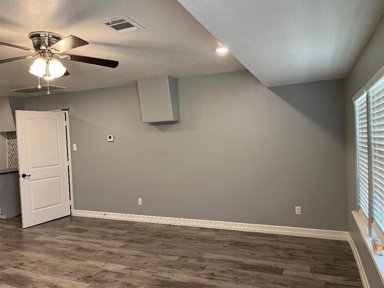 Spacious living room - 25745 Dulaney St