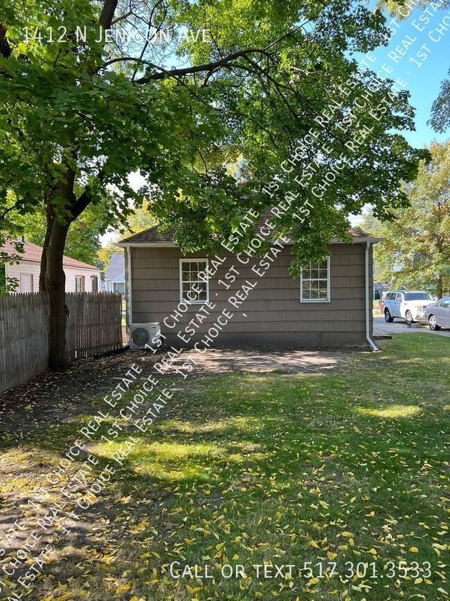 Building Photo - 2-BDR 1-BTH House - New Kitchen / Hardwood...