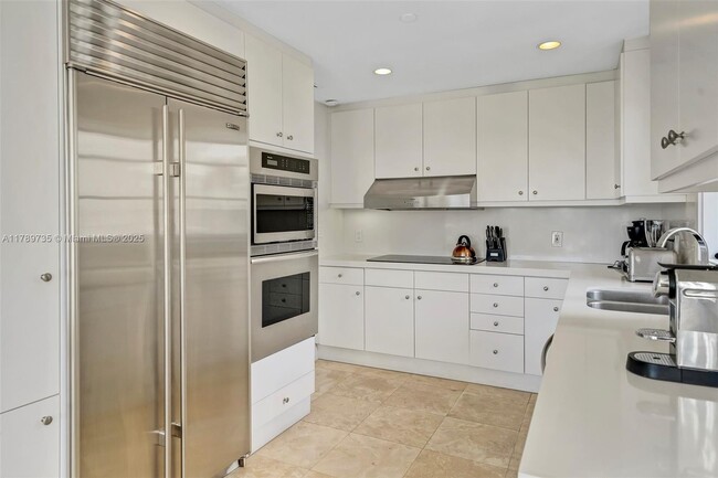 Building Photo - 19237 Fisher Island Dr