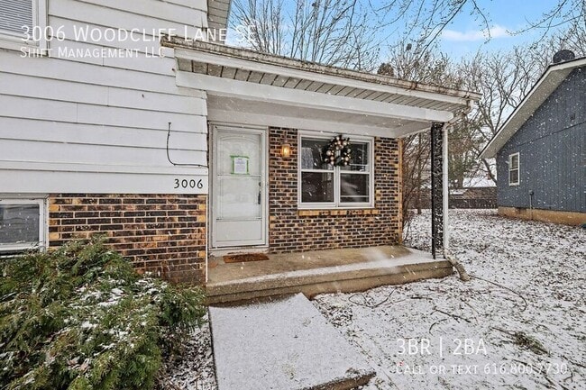 Building Photo - 3006 Woodcliff Ln SE