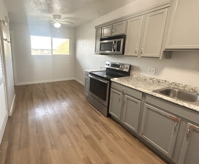 Building Photo - Ivy Circle Apartment