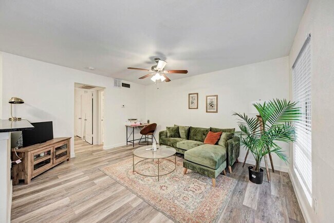 Building Photo - WASHER / DRYER, WOOD FLOORS OPEN LIVING LAYOUT !!