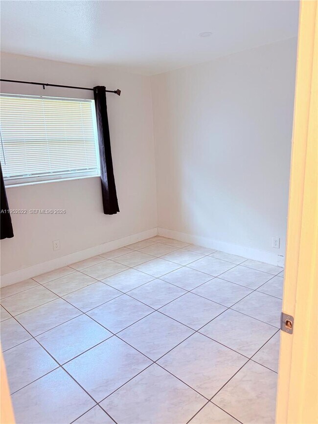 Building Photo - 824 SW 12th Ct