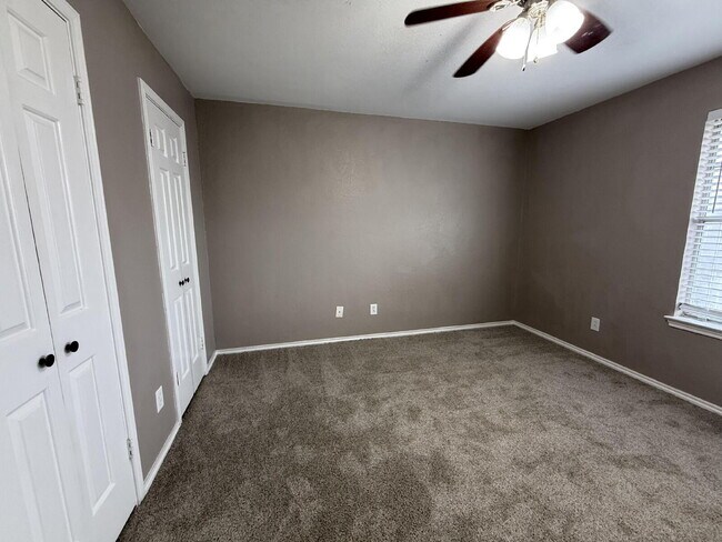 Building Photo - Spacious 2 Bed, 2.5 Bath Condo on Speight Ave with Private Porch & Community Pool