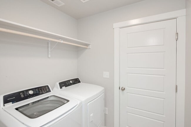 Building Photo - Beautiful 4 Bedroom Upscale Home