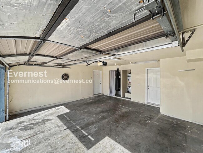 Building Photo - 4 Bed/3 Bath Home with Garage / Pet-Friendly / Vouchers Accepted / Available Now!