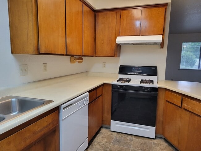 Building Photo - 1685 Cloverlawn Dr