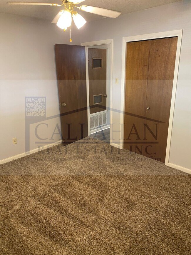 Building Photo - 8307 W Woodview Dr