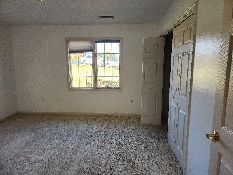 Building Photo - 1105 Estate Dr