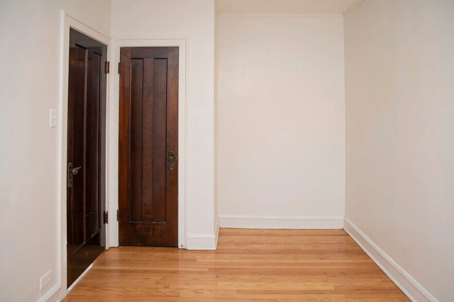 Building Photo - 4208 N Clark St