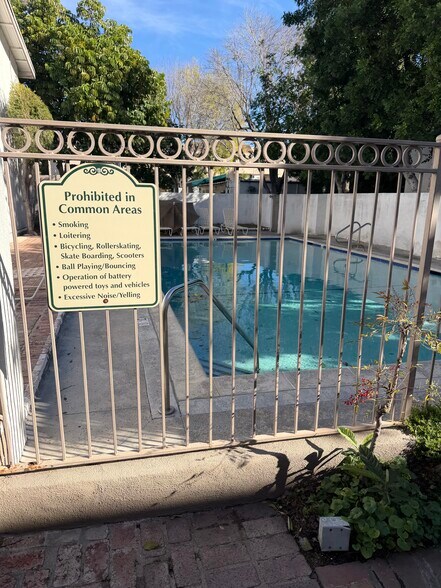 Building Photo - 18547 Collins St