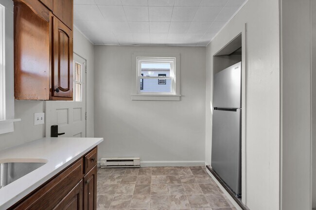 Building Photo - 1466 Main St