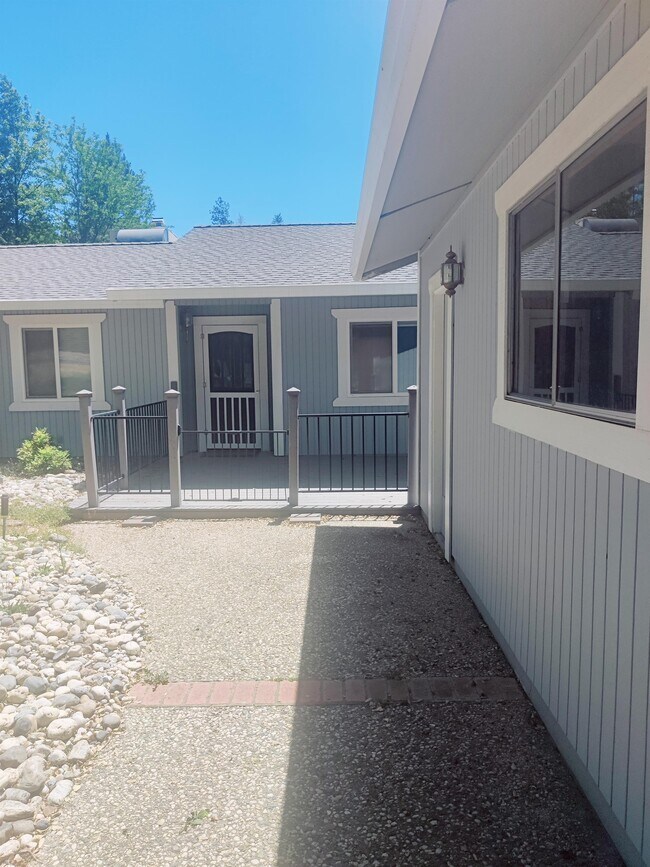 Building Photo - 18589 Lake Forest Dr