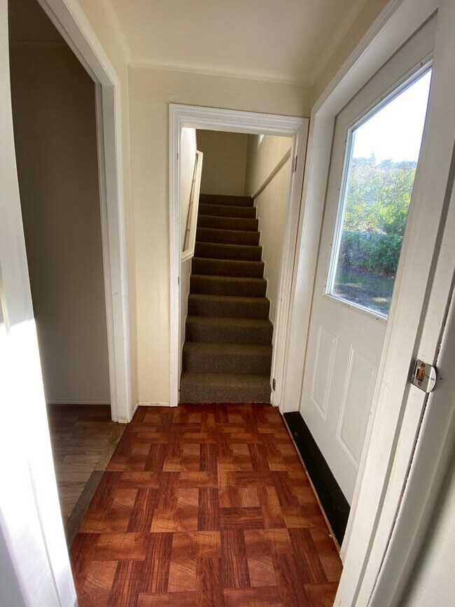 Building Photo - Cozy 3 Bedroom, 1 Bathroom Home with Spaci...