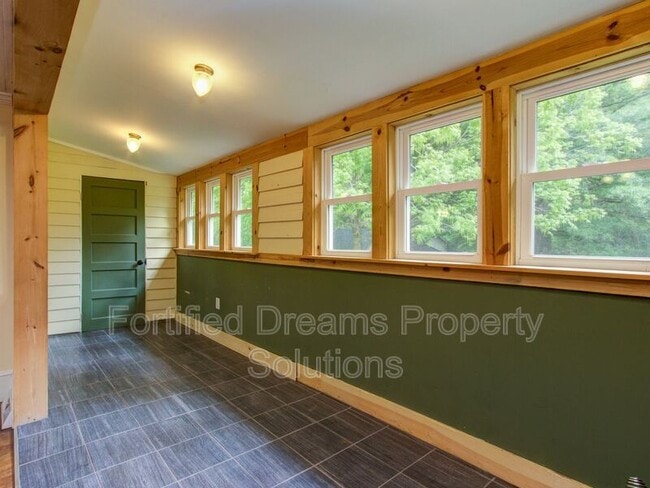 Building Photo - 7507 Greenlawn Dr