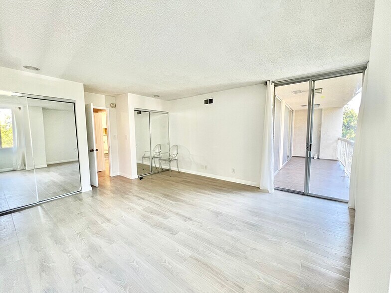 Building Photo - 441 N Oakhurst Dr