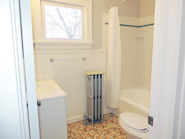 Building Photo - 3 Bedroom & 1 Full Bathroom Colonial for Rent!