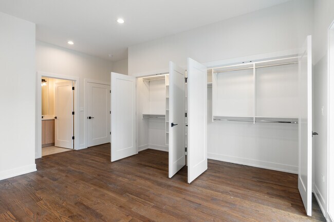 Building Photo - 416 E 50th Pl