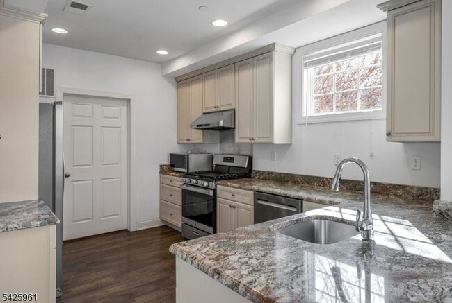 Building Photo - 63 Autumn Way