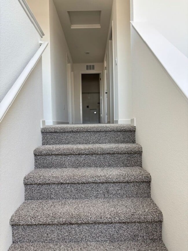 Building Photo - Newer DR Horton Smart Home with 5 Bedrooms and Bonus Loft