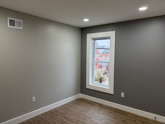 Building Photo - This Beautifully Fully Remolded 2 Bed 1 Full Bath Townhome in Stowe is Now Available