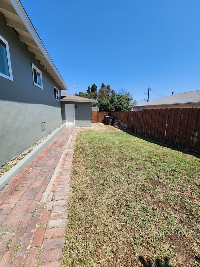 Building Photo - ** Stunning Dream 3 BD / 2 BA HOME w/ Doub...