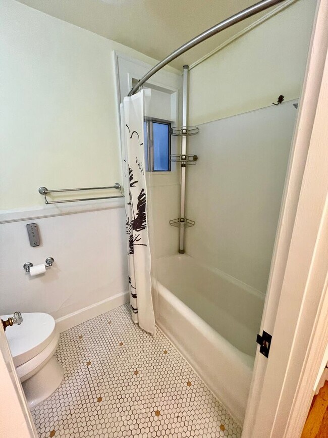 Building Photo - 1/2 Month Free! Cheerful, Spacious Studio ...