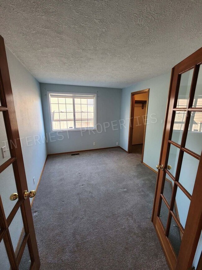 Building Photo - 4+ Bedroom Tigard Home With a Beautiful Vi...