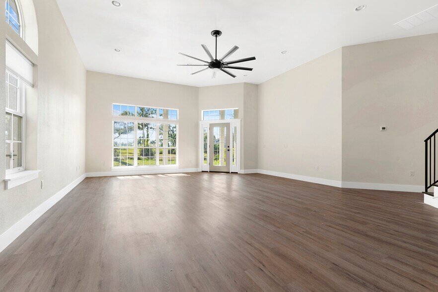 Primary Photo - 2501 Country Club Dr