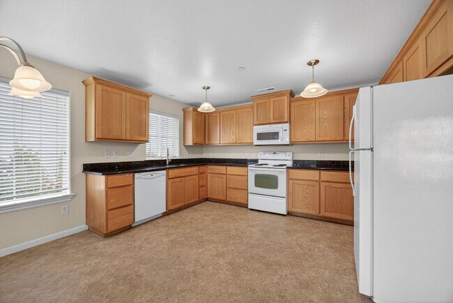 Building Photo - Spacious 2 Bedroom, 2 bath 2nd Floor Apartment