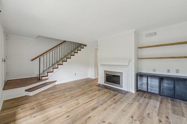 Building Photo - Updated 2BR/2.5BA Townhome in Gated West B...
