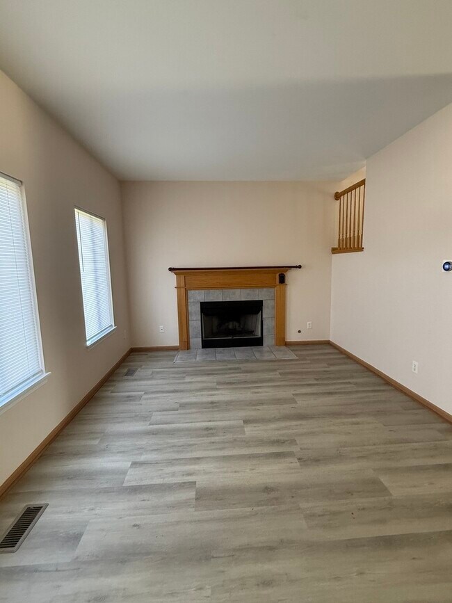 Building Photo - 757 Bayles Dr