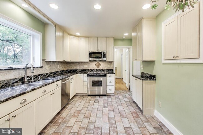 Building Photo - 9326 W Parkhill Dr