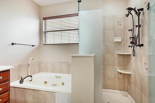 Building Photo - 748 Cresta Cir
