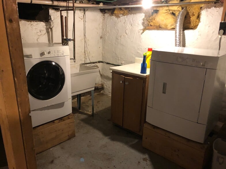 Laundry - 1041 Jenifer St