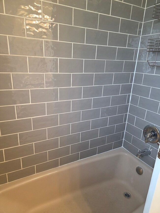 Building Photo - 336 Lilac Ln