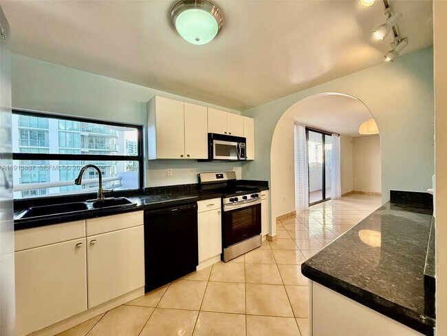 Building Photo - 555 NE 30th St