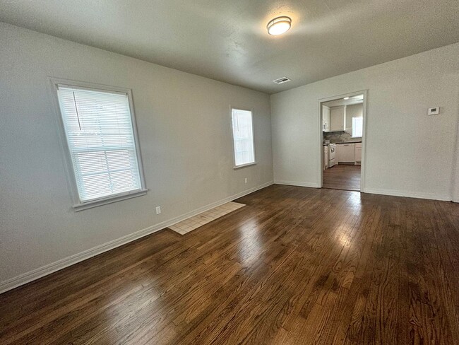 Building Photo - Adorable two-bedroom One-bathroom house located in the Kendall-Whittier neighborhood!
